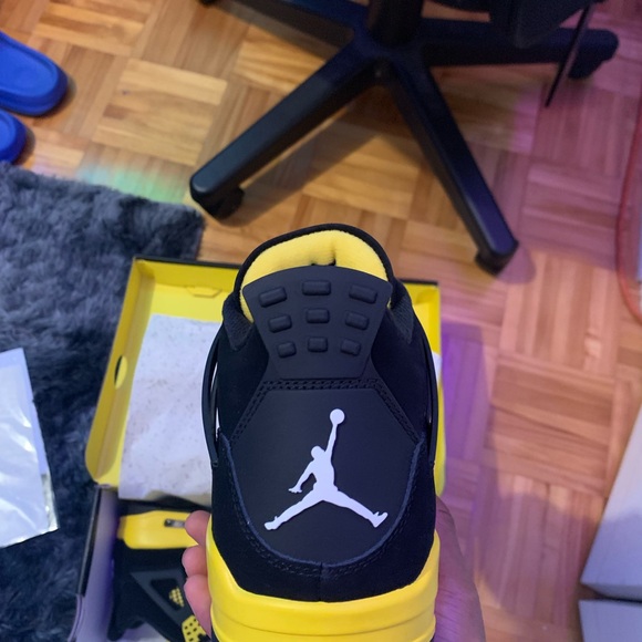 Jordan 4 yellow thunders size 9.5 - Picture 4 of 4